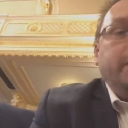 VIDEO: Poslanci Volný a Bojko vyvedeni ze zasedání Sněmovny. Neměli roušky