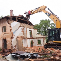 Obce získají na demolice zchátralých budov přes 48 mil. Kč, Nový stavební zákon zatočí s černými stavbami, náklady na jejich demolici převezme od obcí stát