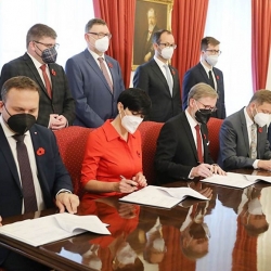 Koalice Spolu, Piráti a STAN podepsali vládní koaliční dohodu