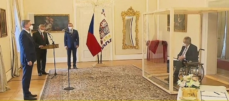 Prezident Miloš Zeman dnes po 11:00 jmenoval na zámku v Lánech novým premiérem předsedu ODS Petra Fialu. 