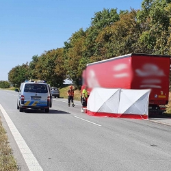 Při střetu s kamionem zemřel na D1 řidič passatu. Policie prosí o pomoc případné svědky
