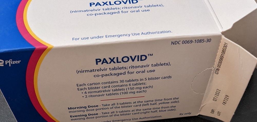 První dodávka léku paxlovid na covid-19 dorazí v září