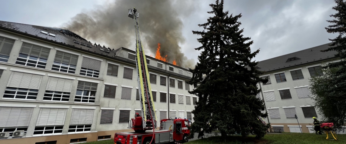 Požár střechy v Ústřední vojenské nemocnici Střešovice 