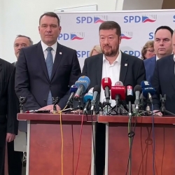 Okamura: Názory poslance Kobzy k FF UK nejsou postojem SPD, Babiš odmítl, že by SPD mohlo být koaličním partnerem ANO