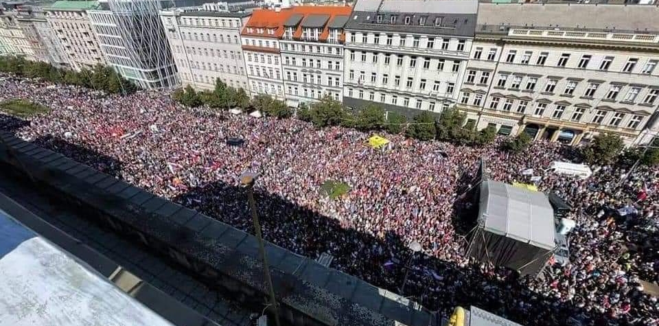 V Praze a dalších městech se bude demonstrovat proti vládě, Ekonomické problémy prohloubí polarizaci v Česku, Na Václavské náměstí demonstruje 70.000 lidí proti vládě