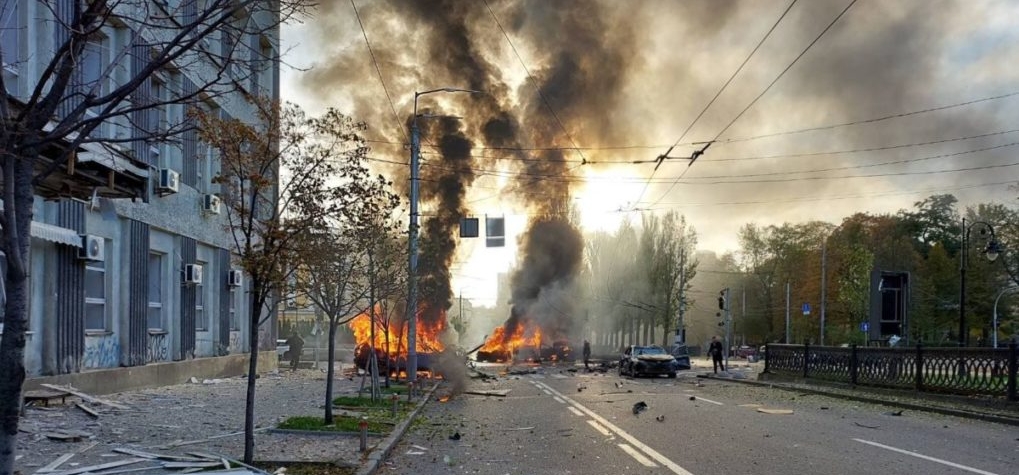 Rusové bombardují Kyjev, jedná tam Fialova vláda