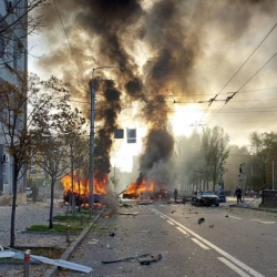 Rusové bombardují Kyjev, jedná tam Fialova vláda