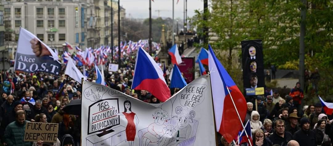 Tisíce demonstrantů míří k budově ČT, zablokovali magistrálu