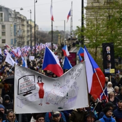 Tisíce demonstrantů míří k budově ČT, zablokovali magistrálu