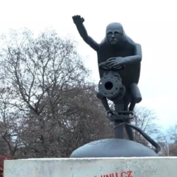 Na místě Koněvova pomníku v Praze stojí socha skřeta Putina