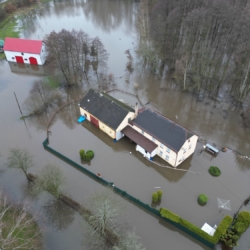 Déšť a tání sněhu nadále zvyšují hladiny mnoha řek a potoků v Česku