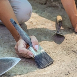 Archeologové objevili u Hradce Králové pravěkou mohylu