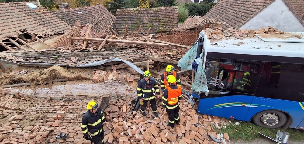 Řidič autobusu naboural ve Vodokrtech do stodoly