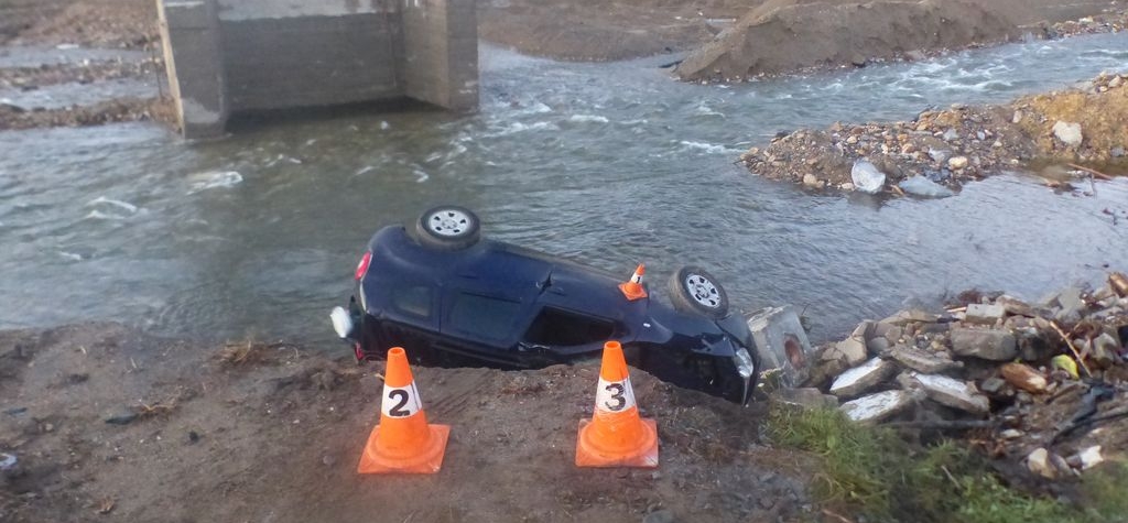 Řidič jel podle navigace - nevšiml si, že chybí silnice