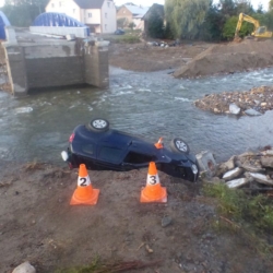 Řidič jel podle navigace - nevšiml si, že chybí silnice