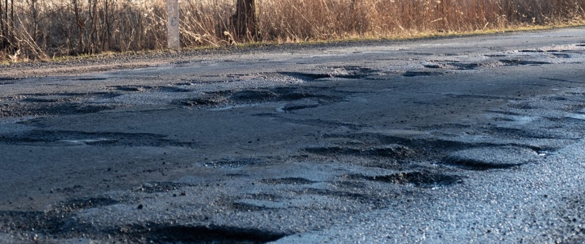 Stát opravuje silnice neúčelně, stav třetiny je nevyhovující