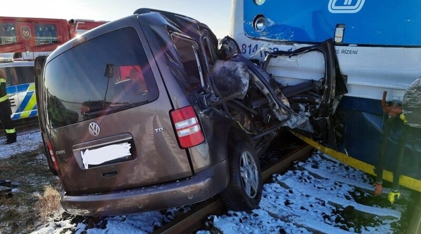 U Mšena se srazilo auto s vlakem, dva lidé nehodu nepřežili.