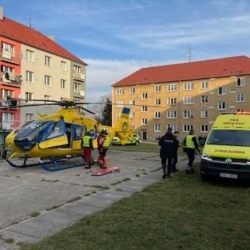 Z okna ve třetím patře domu v Jirkově vypadlo tříleté dítě