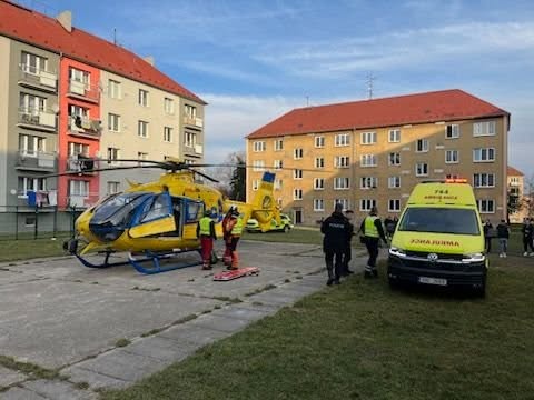 Z okna ve třetím patře domu v Jirkově vypadlo tříleté dítě