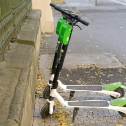 Sdilene elektrokolobezky v Praze maji skoncit Sdílené elektrokoloběžky v Praze mají skončit