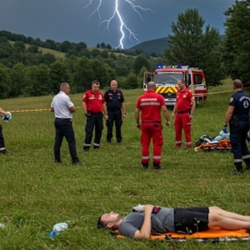 Dva turisty v Tisé zasáhl blesk, skončili v nemocnici