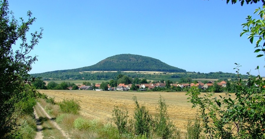Hora Říp je pozůstatkem lávového jezera