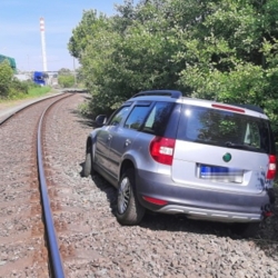 Nechtel cekat v kolone. Cestu si zkratil po zeleznicni trati Nechtěl čekat v koloně. Cestu si zkrátil po železniční trati