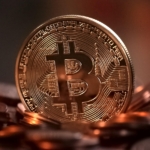 Policie zmrazila bitcoiny darované ministerstvu
