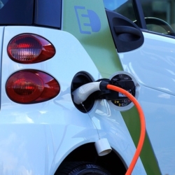 ČEZ ještě letos vybuduje síť s 1000 dobíjecími stanicemi