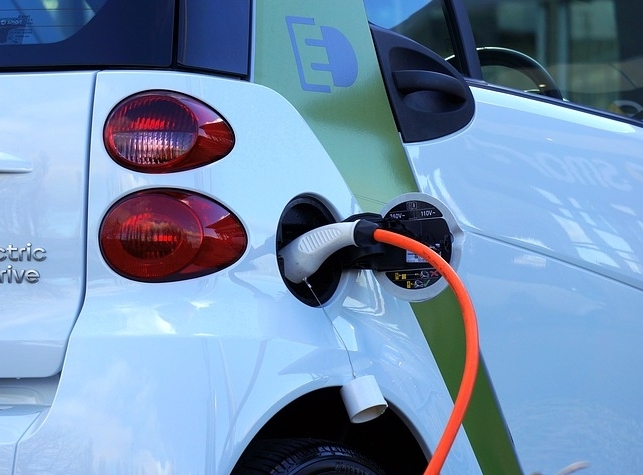 ČEZ ještě letos vybuduje síť s 1000 dobíjecími stanicemi