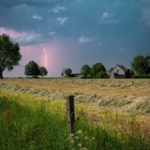 Na Česko míří silné bouřky, meteorologové varují před kroupami