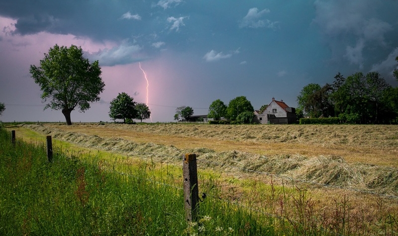 Na Česko míří silné bouřky, meteorologové varují před kroupami