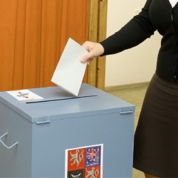 Sněmovní volby by vyhrálo ANO před Spolu