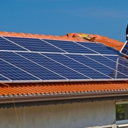 Majitelům domácích solárních elektráren hrozí pokuty